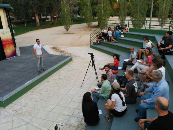 Une réunion en plein air du club Parlanchines à Madrid, dans le parc Retiro