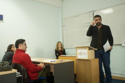 Agora Speakers Madrid Víctor Huertas, delivering an evaluation.