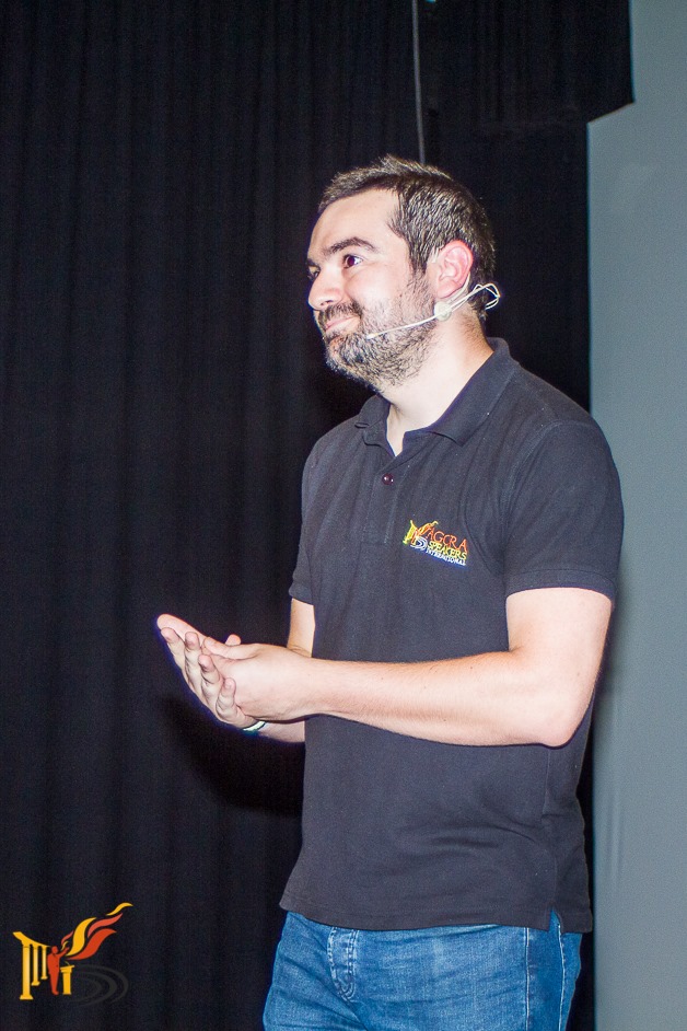 خوزه مانوئل روپرتو تاگوا، موسس اولین انجمن مشارکتی Agora در RSI، در حال سخنرانی در همایش بین‌المللی 2019 درباره تجربیات مربوطه.