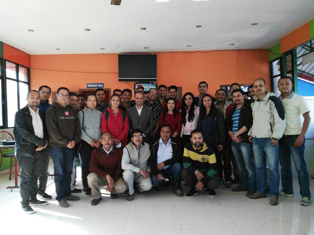 Agora Botschafter Lamichhane Shyam (8. von rechts) und die Mitglieder des ersten Clubs in Nepal - Kathmandu Speakers Club