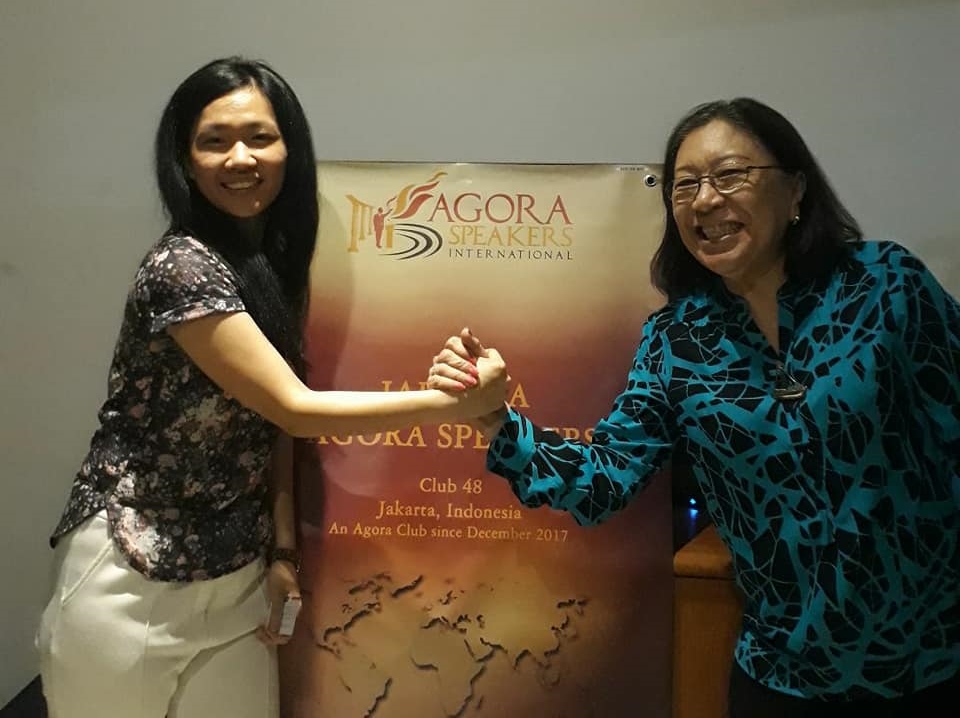 Attie Ringo (phải), Đại sứ Agora ở Indonesia và Người sáng lập câu lạc bộ Agora Speakers Jakarta, cùng với Novia Lukman (trái)