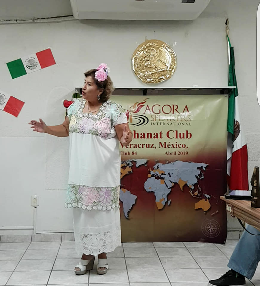 Rosa Icela Terán Hermida, fundadora do clube de Lichanat, México, como Líder dos Discursos Improvisados durante uma reunião temática sobre o Dia Nacional do México