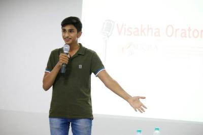 Thực hiện bài nói ở câu lạc bộ Nhà hùng biện Visakha, Ấn Độ.  Ảnh: Koka Prasad