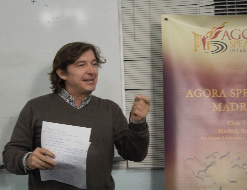 Bosco Montero, en train d'évaluer un discours lors d'une réunion d'Agora Speakers à Madrid